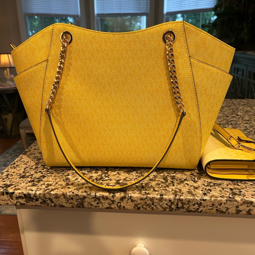 Michael Kors Yellow Shoulder Bag with Structured Design - Picture 2 of 7